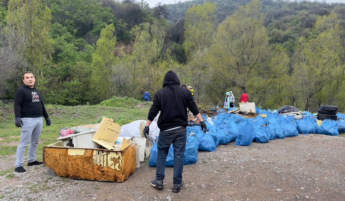 28 апреля сотрудники Alina Group очистили от мусора 17 километров русла реки Талгар