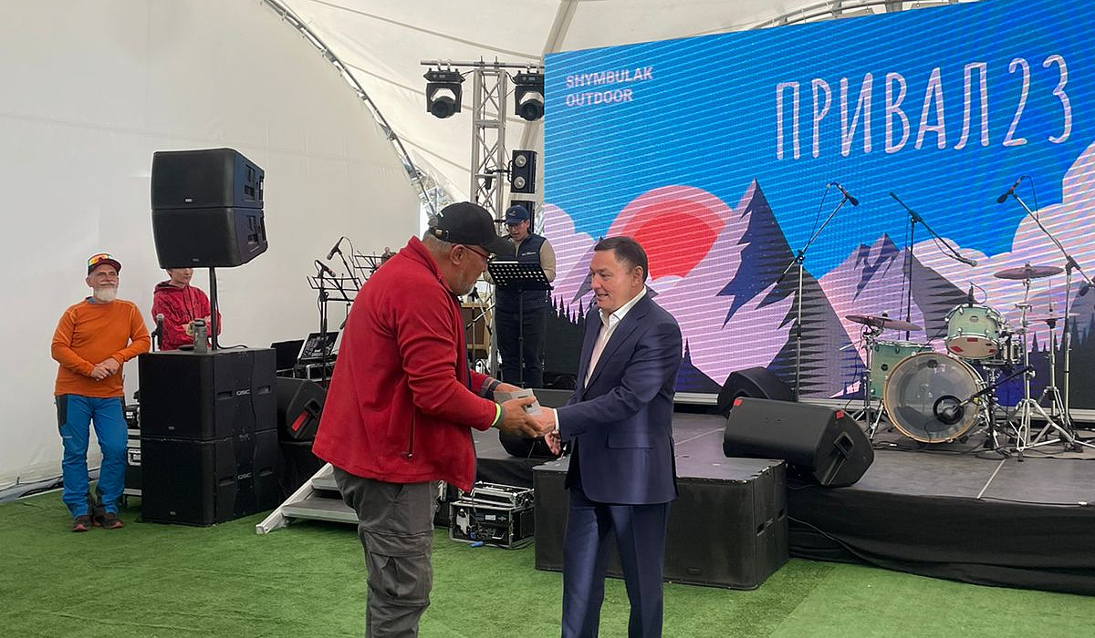 Ерлик Балфанбаев получил почетную награду от Министра по туризму РК